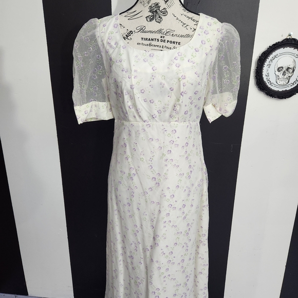 70's Vintage White and Lavender Maxi Dress - Picture 5 of 7